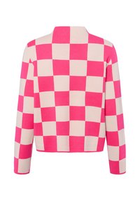 Pull en tricot à carreaux rose et crème avec des manches longues et un col montant ; présente une coupe boxy et une texture douce.