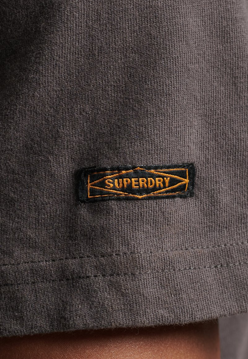 Herren T-Shirts basic | Superdry CORE LOGO INFILL T-Shirt print vintage black/anthrazit - CU36481 Herren T-Shirts basic | Superdry CORE LOGO INFILL T-Shirt print vintage black/anthrazit - CU36481