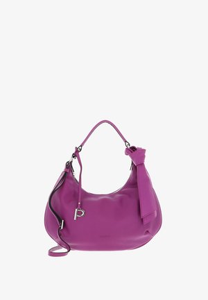 Sac à main en cuir violet avec un détail noué sur le côté, une courte poignée, une bandoulière amovible, et un charme en métal en forme de "P" pendent de la poignée.