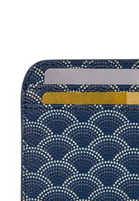 Portafoglio in pelle blu navy con un motivo a onde ripetuto in crema, bordi superiori lisci e tre scomparti visibili per le schede.