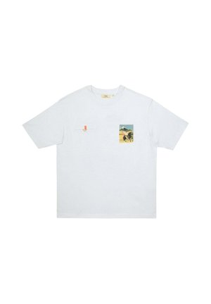 T-shirt blanc à manches courtes avec une petite impression paysage sur la poitrine droite et un petit onglet décoratif sur la poche poitrine gauche.