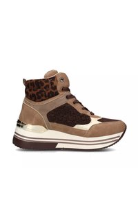 Sneakers alte che combinano camoscio color cuoio e pannello marrone testurizzato. Presentano accenti con stampa leopardata e dettagli metallici sul tallone.