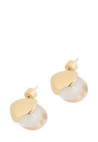 Kullatooni kõrvakad, mis on kaunistatud siledast, tilgakujulisest läbipaistvast helmest ning ümmarguse kuldse aktsendiga ülaosas, näidates kaasaegset ja minimalistlikku disaini.