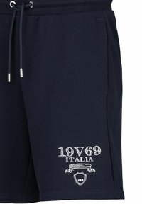 Marineblauwe katoenen shorts met een elastische tailleband. Kenmerkt zich door witte borduursels met de tekst "19V69 ITALIA" en een schildembleem.