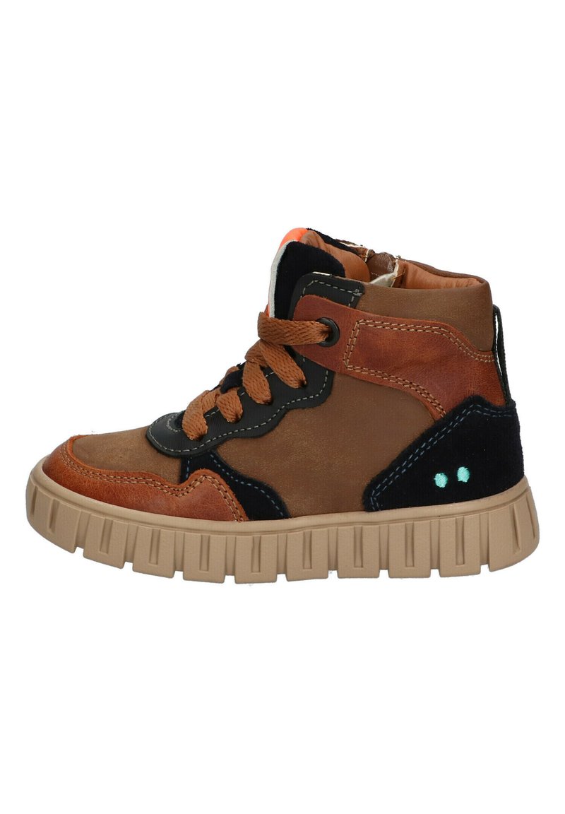 Botas de tobillo de cuero marrón y ante con acentos negros, suela de goma gruesa beige y puntos decorativos verdes en el talón. Diseño con cordones.