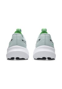 Ljusblåa sportskor med svarta detaljer, vita sulor och en strukturerad yta. Har en grön dragflik vid hälen för enkel påtagning.