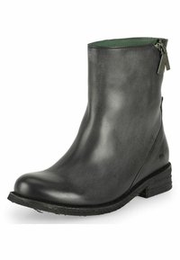 Botín de cuero negro con acabado suave, cremallera lateral, punta redondeada y tacón bajo. Interior verde y sutil acento de logo en el lateral.