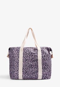 Lila leopardo-kuvioinen matkakassi, jossa on vaaleanbeige hihnat, valmistettu kestävästä kankaasta, suorakulmainen muoto ja vetoketjukiinni.