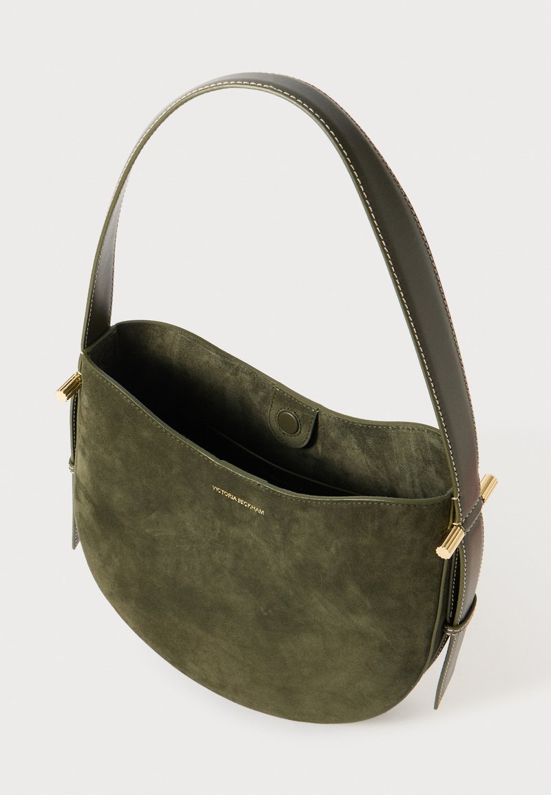 Bolso de hombro de ante verde oliva con forma redondeada, detalles en cuero y herrajes en tono dorado. Cuenta con un interior espacioso.