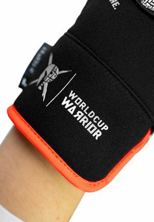 Schwarzer Textilhandschutz mit orangefarbenen Akzenten, ausgestattet mit "WORLD CUP WARRIOR"-Branding und einem grafischen Logo. Glatte Textur und flexibles Design.