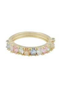 Ring i guldton med en oval steninfattning som har flerfärgade stenar i nyanser av rosa, blått, grönt och klart, arrangerade i en kontinuerlig rad.