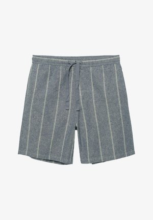 Szürke kötött rövidnadrágok függőleges fehér csíkokkal és zsinóros derékrésszel, fehér háttéren elhelyezve.