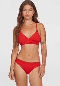 Rode bikini set met een gewikkelde top met dunne bandjes en een dunne band, gecombineerd met een laag uitgesneden bikini ondergoed. Glad, rekbaar materiaal.
