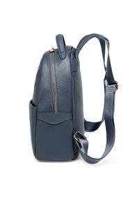Blauwe leren rugzak met een gestructureerde afwerking, ritsluiting, zijvak, verstelbare schouderbanden en een strakke, compacte vormgeving.
