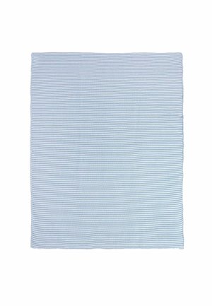Tissu carré rayé avec un motif bleu clair et blanc. Le matériau semble doux, avec une texture lisse et des lignes horizontales régulièrement espacées.