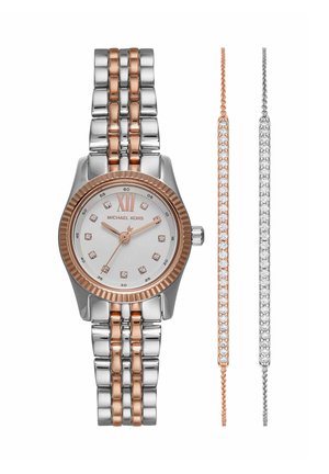 Orologio in metallo bicolore argento e oro rosa con quadrante bianco e indici delle ore in cristallo, abbinato a braccialetti coordinati in cristallo oro rosa e argento.