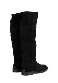 Botas negras de ante hasta la rodilla con suela plana, que presentan una textura suave, un diseño ajustado y detalles de costura sutiles a lo largo de las costuras.