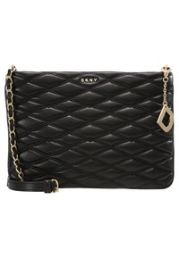 Borsa a tracolla nera in pelle trapuntata con catena dorata, caratterizzata da un logo e hardware decorativo. Forma rettangolare con texture prominente.