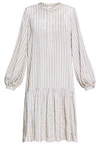 Svetle pruhované šaty s dlouhými nabíranými rukávy, kulatým výstřihem a nařaseným lemem, vyrobené z měkké tkaniny, s modrými a krémovými pruhy.