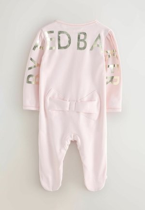 Rozā gara piedurkne viengabala apģērba komplekts ar metalizētu "BY TED BAKER" tekstu uz piedurknēm, ar loku akcentu uz muguras un mīkstu, gludu tekstūru.