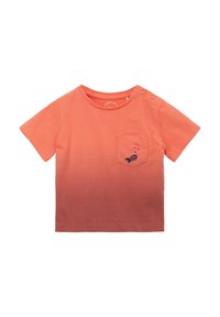 Koraalkleurig t-shirt met korte mouwen en een gradient ontwerp, voorzien van een klein zakje en een vissenafbeelding. Zachte katoenen stof, ronde hals en knoopaccenten.