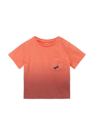 Koraalkleurig t-shirt met korte mouwen en een gradient ontwerp, voorzien van een klein zakje en een vissenafbeelding. Zachte katoenen stof, ronde hals en knoopaccenten.