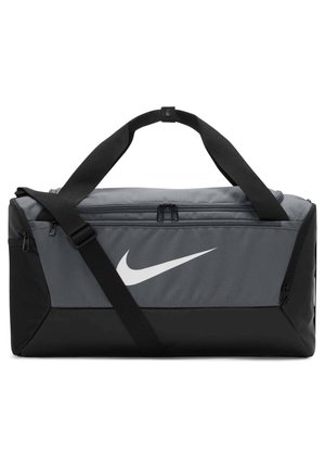 Nike sportstaske med en grå stofkrop, sort bund, dobbelte håndtag, justerbar skulderrem og et hvidt logo på forsiden.