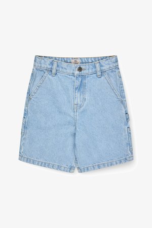 Pantaloni scurți din denim albastru deschis, cu bucle pentru curea, nasture frontal, fermoar și buzunare laterale înclinate, așezați pe o suprafață plată, pe un fundal alb.