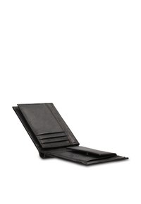 Portafoglio in pelle nera con molteplici fessure per carte, texture liscia e chiusura a patta. Presenta un design minimalista con una forma compatta.