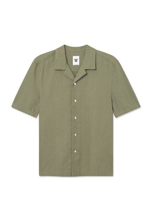 Kratke rokave, olivno zelena srajca iz platna, z ovratnikom, gumbnim zapenjanjem in majhnim logotipom na levem prsnem delu.