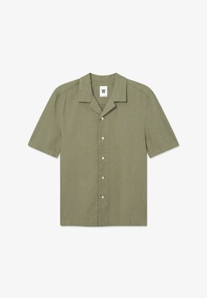 Kratke rokave, olivno zelena srajca iz platna, z ovratnikom, gumbnim zapenjanjem in majhnim logotipom na levem prsnem delu.