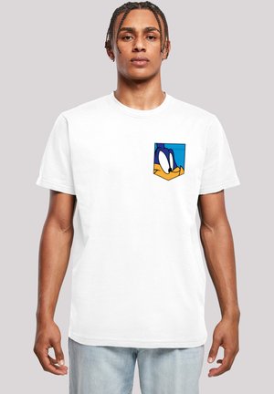 Hvid kortærmet t-shirt med et farverigt tegneseriefigur lommeprint, lavet af bomuld med design i standard crew neck.