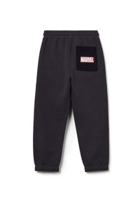 Zwarte sportbroek met een elastische tailleband, cuffed hems en een achterzak met een rood-wit "MARVEL" logo-patch.