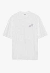 Λευκό βαμβακερό μπλουζάκι με κοντά μανίκια, διακοσμημένο με έναν μικρό μωβ γραφικό σχεδιασμό με φοίνικες στην αριστερή πλευρά του στήθους. Στρογγυλή λαιμόκοψη.