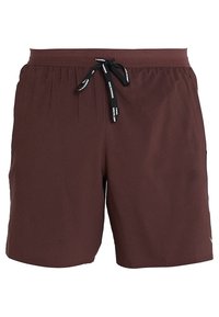 Pantalones cortos deportivos marrones con cordón negro etiquetados "Nike Running", cinturilla elástica y pequeño logo blanco de Nike en la pierna izquierda.