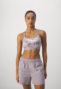 Sport-bh en shorts in licht lavendel, met een patroon van abstracte ontwerpen. Gemaakt van ademende stof met een elastische tailleband.
