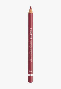 Rote Lippenkonturenstift mit spitzem Ende, Holzgehäuse und silbernem Akzent. Der Text an der Seite beschreibt das Produkt und die Farbnummer.