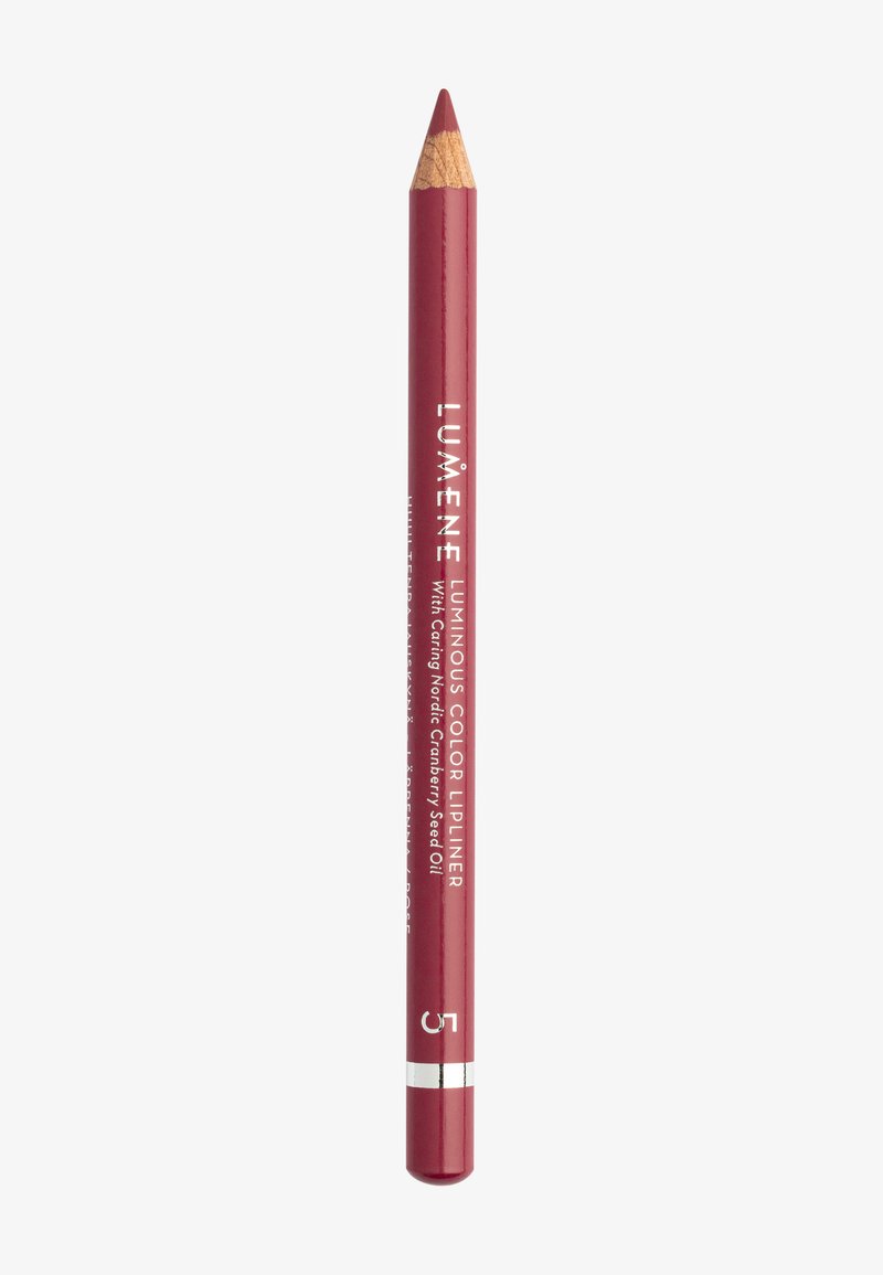 Rote Lippenkonturenstift mit spitzem Ende, Holzgehäuse und silbernem Akzent. Der Text an der Seite beschreibt das Produkt und die Farbnummer.