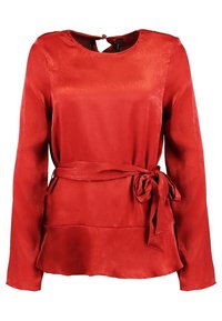 Blusa rossa di raso con maniche lunghe, scollatura rotonda e cintura in vita. Presenta un orlo a peplo e una piccola apertura sul retro con chiusura a bottone.