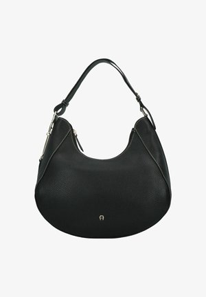 Zwarte leren handtas met een korrelige textuur, halfcirkelvorm, bovenhandvat en zilverkleurige accenten langs de randen. Voorzien van ritssluiting.