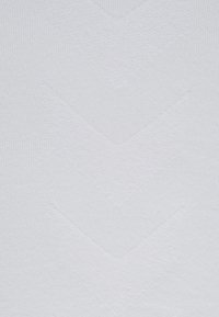 Tessuto bianco con un motivo testurizzato a forma di chevron. Il materiale sembra morbido e leggero, con una sottile texture superficiale.