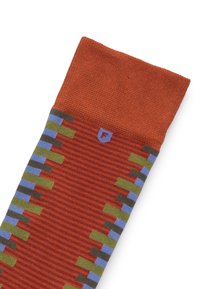 Knælang sok i orange med stribet mønster. Accenter af blå, grønne og grå rektangler. Ribbet top. Logoet har et blåt bogstav "F."