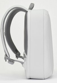 Zaino bianco con spalline e dettagli in rete grigia. Presenta una forma rettangolare e strutturata con una texture liscia e spalline regolabili.