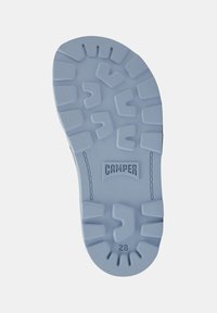 Podešev světle modré boty s hlubokými drážkami, logo "CAMPER" blízko středu a velikostní číslo 28 blízko paty.