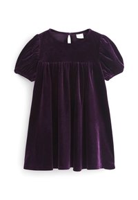 Vestido de terciopelo púrpura con mangas abullonadas cortas, escote redondeado y falda con volantes. Presenta una abertura en forma de ojal en la parte posterior. Textura suave.