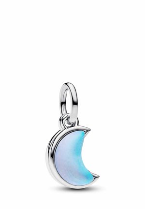 Il pendente a forma di luna in argento presenta una pietra blu iridescente liscia. Ha un anello in argento lucido per il collegamento ai gioielli.
