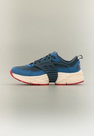 Baskets de sport bleues avec panneaux en mesh noir, semelle beige, semelle extérieure rouge et accents sombres, photographiées de côté sur fond neutre.