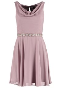 Růžové bezramínkové šaty s cowl výstřihem, přiléhavým trupem a třpytivým dekoračním opaskem kolem pasu. Sukně má splývavý design.