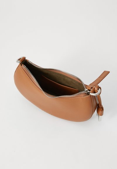 Ruskea nahkainen clutch-laukku, jossa on kaareva muoto. Laukussa on hopeinen vetoketju, nahkainen vetotappi ja mokka-lining sisällä, jossa on korttipaikka.