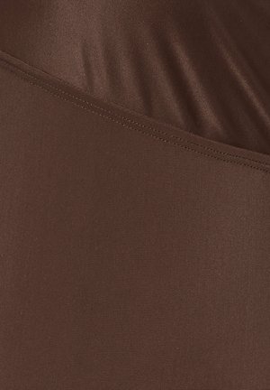 Brauner Stoff mit einer glatten, leicht glänzenden Textur. Verfügt über subtile Rippenstrukturen und eine genähte Naht entlang des Randes. Keine Muster oder Akzente sichtbar.